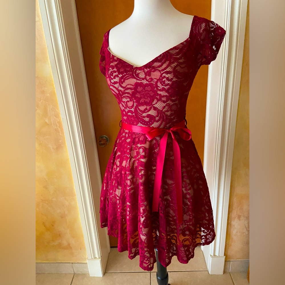 Red Lace Dress XS Lined. Romance date night Valentines Classic. Cranberry Tulle